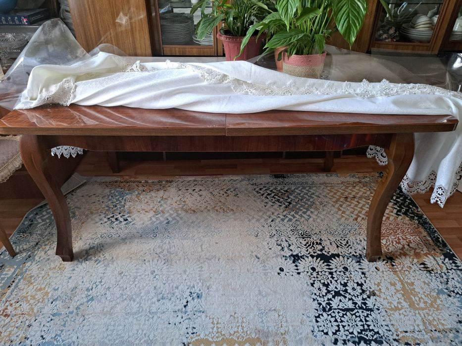 Стол для гостиной срочно продам