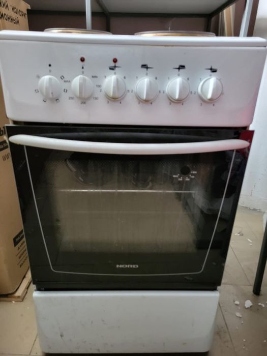 Куханная плита  4 конфорочная + вытяжка