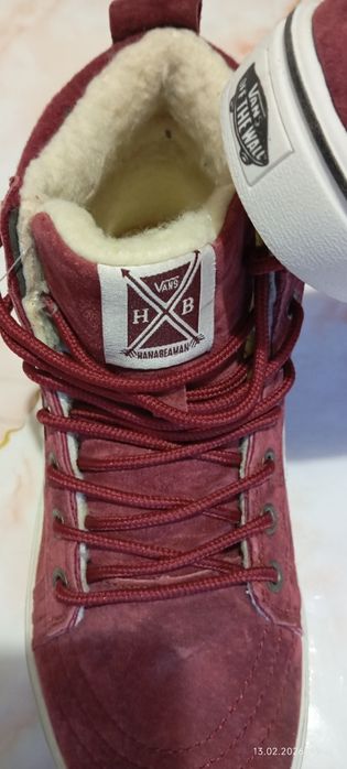 Кеды Vans утеплённые.