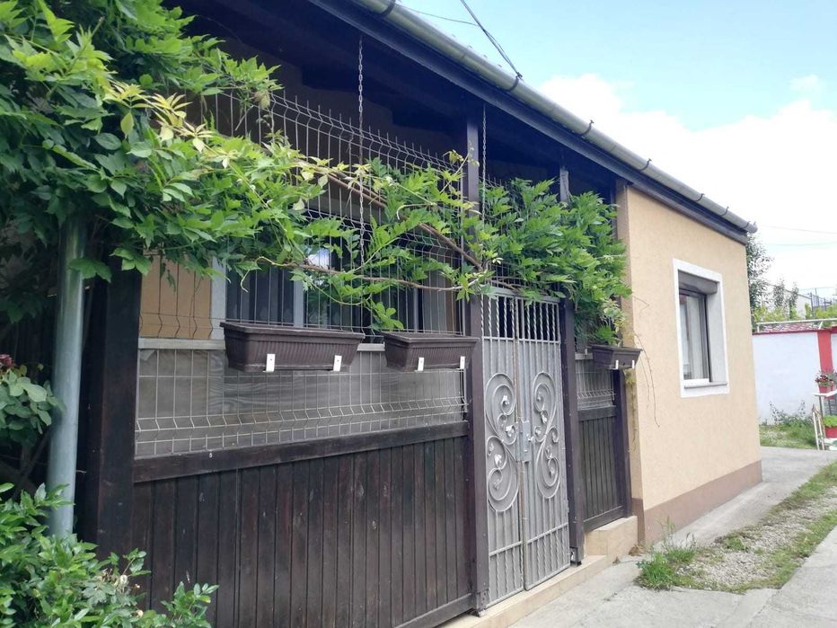 De VANZARE apartament , curte comuna cu 3 ap. ZONA DECEBAL