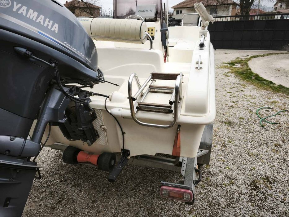 Лодка BELUGA 430 с двигател и Колесар напълно оборудванаа