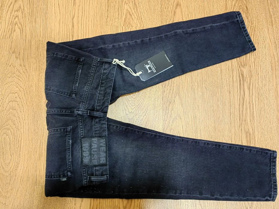 Ефектни дънки с камъни Pause