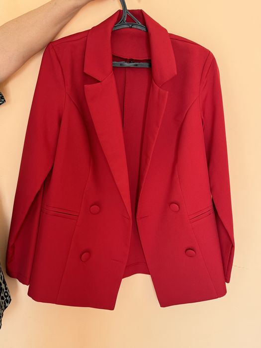 Продам пиджак красный