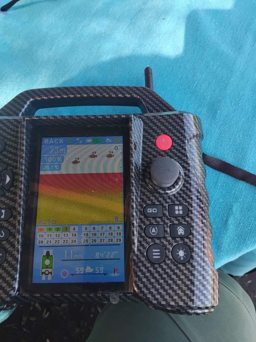 Лодка за захранка с GPS и сонар