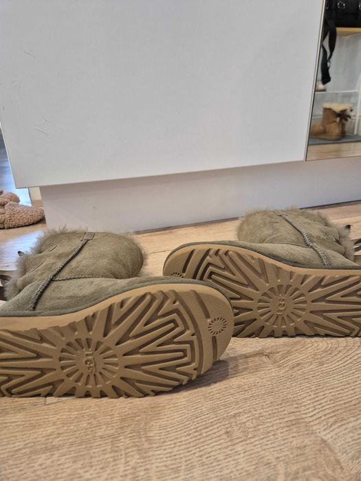 Cizme UGG verzi aproape noi