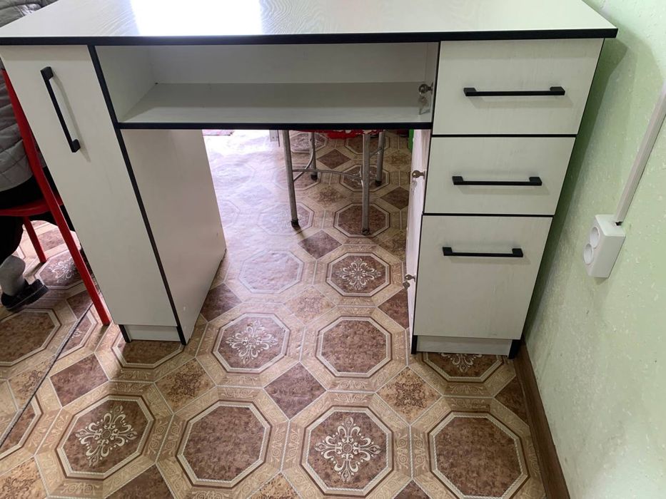 Маникюрный стол. В отличном состоянии.