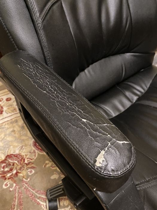 Кожаное кресло