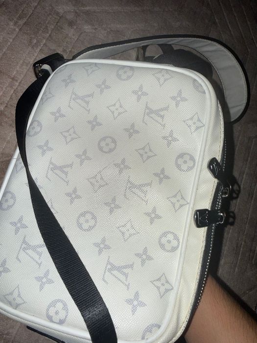 Borsetă Louis Vuitton