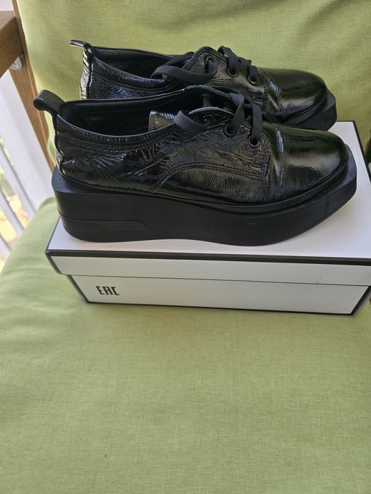 Дамски обувки от естествен лак