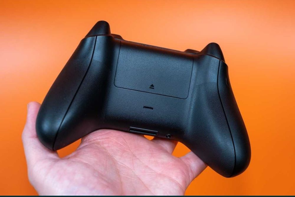 Продам X BOX ONE X