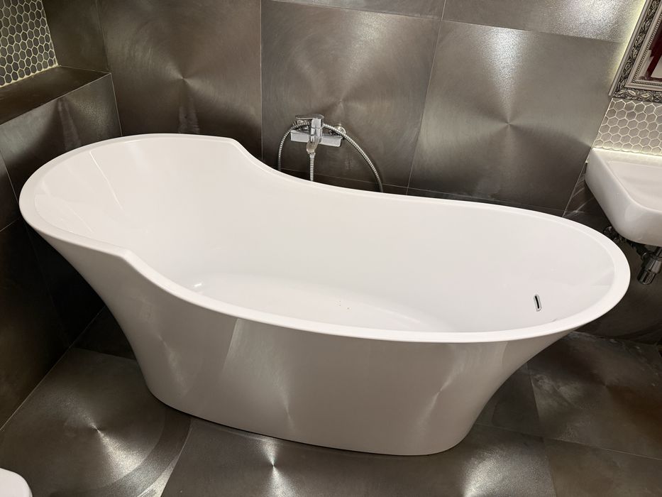 Cadă Freestanding de Lux, Design Asimetric - 173 cm, Stare Impecabilă