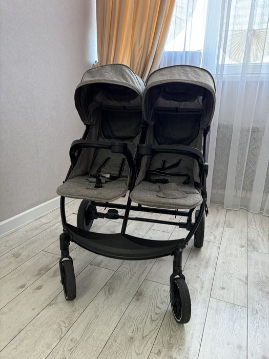 Двухместная коляска