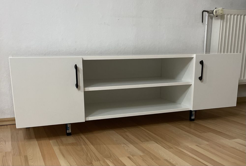 Comodă TV modernă 140cm – PAL Kronospan, picioare metalice, soft-close