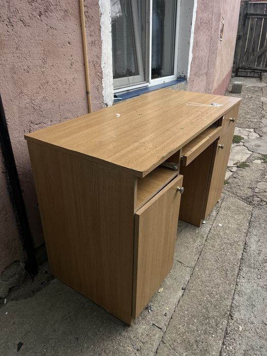 Birou din lemn cu 3 sertare și spații de depozitare – stare bună