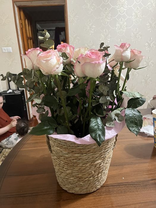 21 роза с корзинкам