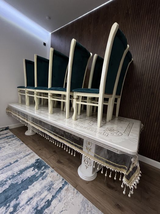 Стол стулья для гостей