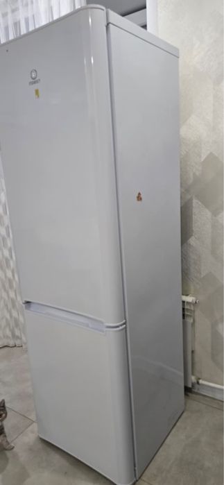 Продам холодильник Indesit