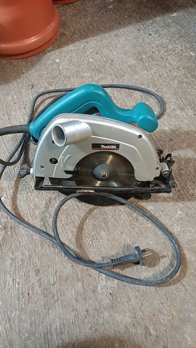 Fierăstrău circular Makita