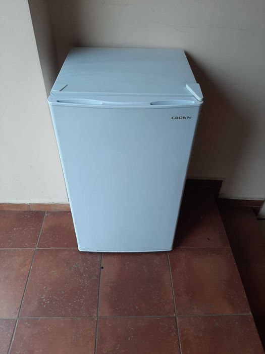 Продавам малък хладилник Crown