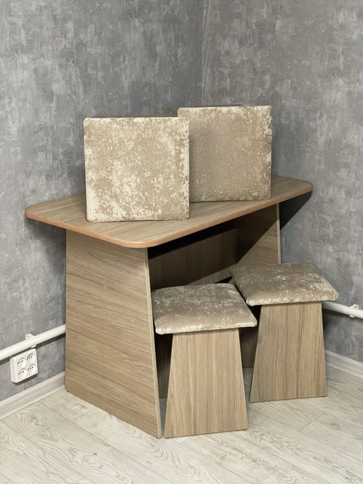 Обеденная зона (Стол, 4 табуретки)