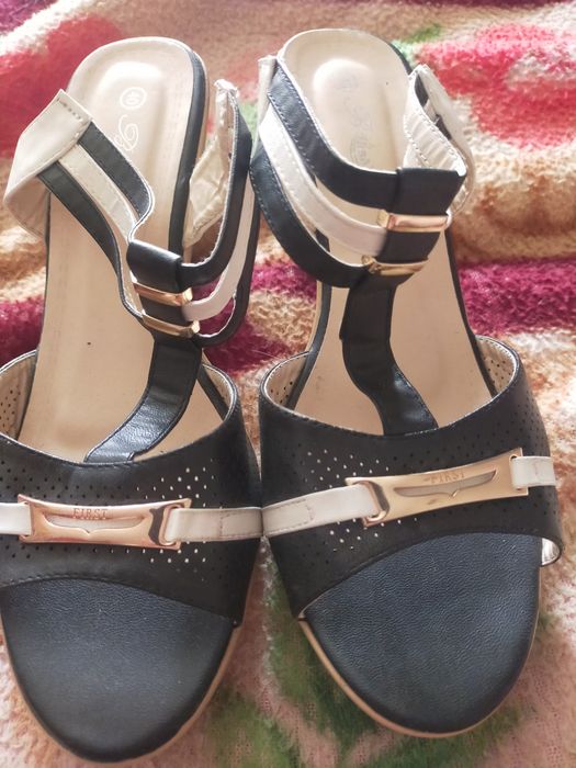 Женские босоножки