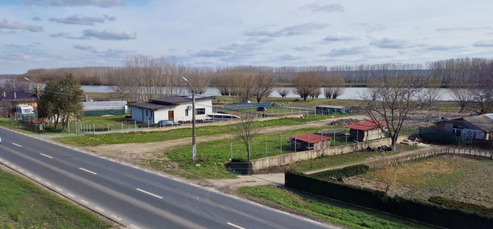 Vilă spațioasă 300 mp la șosea - vedere la brațul Borcea