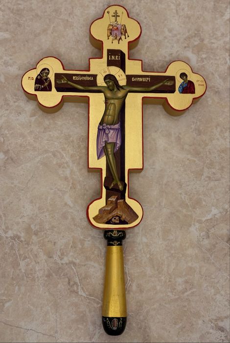 Cruce pictată manual