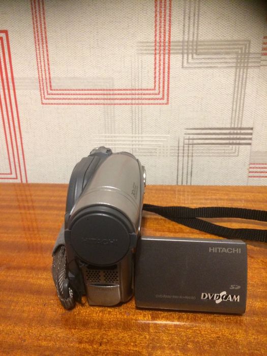 Продам dvd камеру hitachi