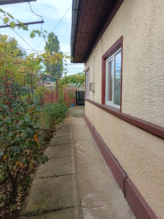 Vind casă zona Ploieștiori , preț 82700 euro.