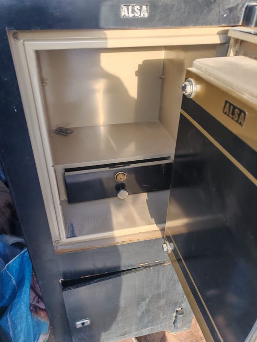 Сейф железный на продажу