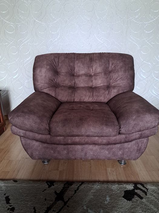 Срочно продам диван и два кресла.