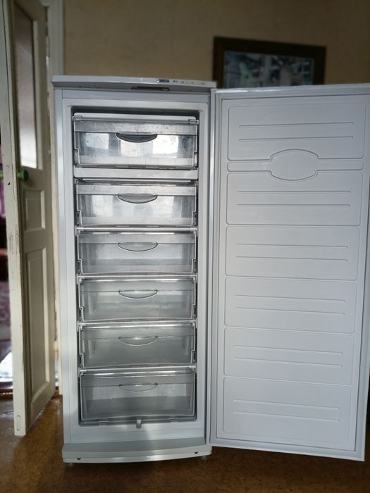 Продаётся морозильник шкаф Атлант