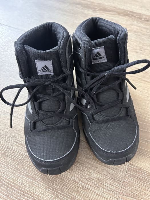 Adidas детски боти и Апрески