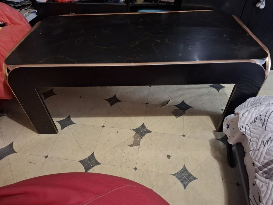 Стилни столове ,стъклена маса може да станат комплект , дивани ,маси .