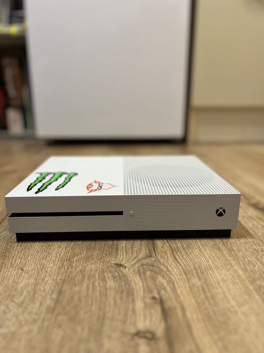 Xbox One S 1TB + Venom станция + Assassin's Creed Odyssey