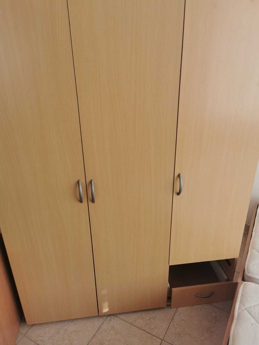 Легло с еднолицев матрак,гарбероб