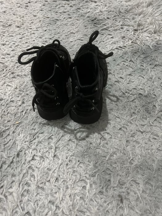 Продам ботинку  для девочек