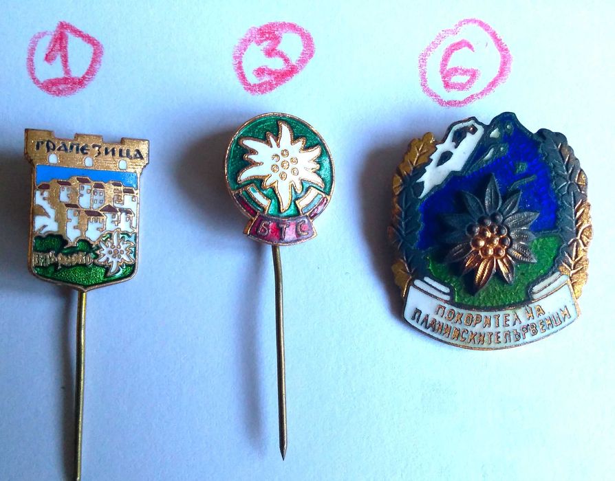 Продавам интересни значки от миналото