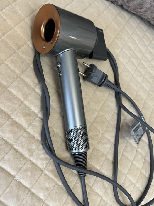 Продаю фен Dyson
