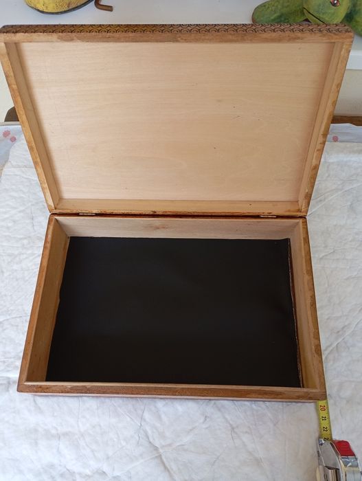 Стара Дървена Кутия за Бижута