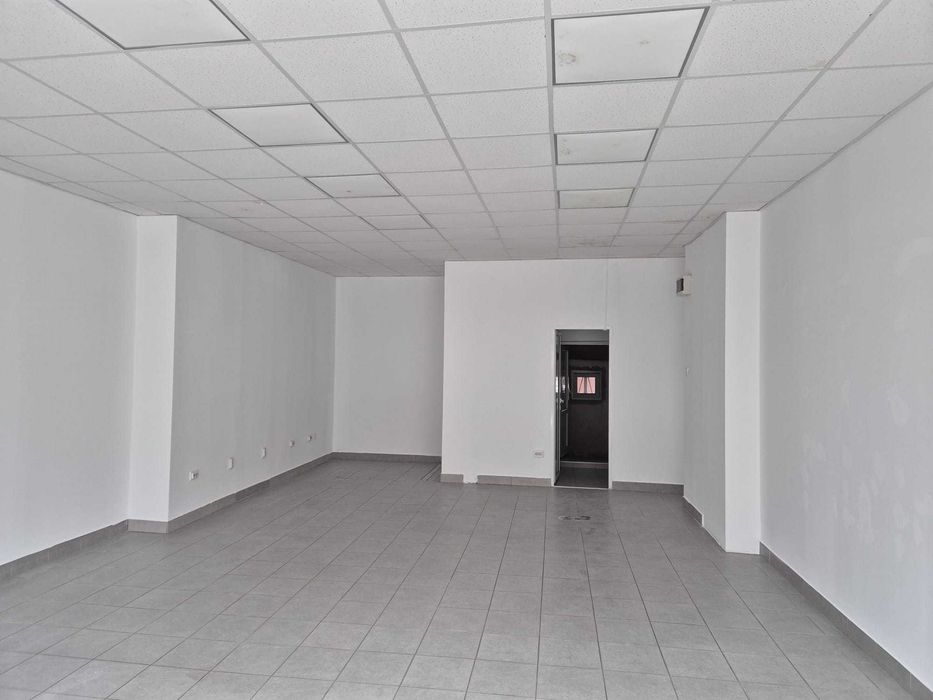 inchiriez spatiu comercial 66 mp Brasov in cartier blocuri  la strada