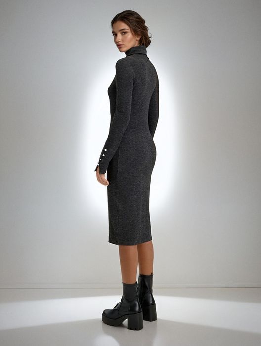 Тъмносива рокля с дълги ръкави