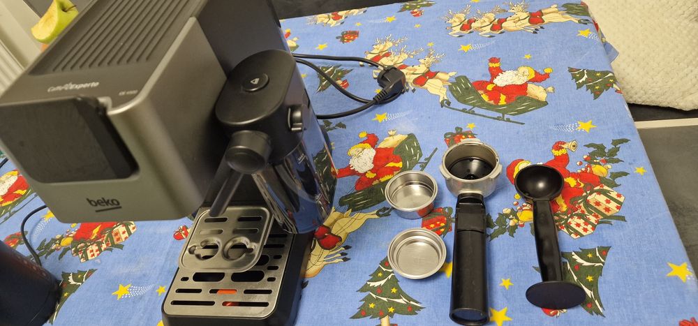 Vând expressor cafea Beko CE4500 + râșniță cafea