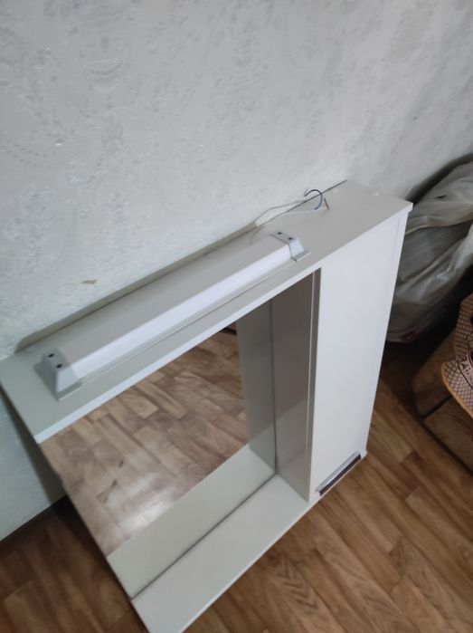 Шкаф с зеркалом в ванную комнату