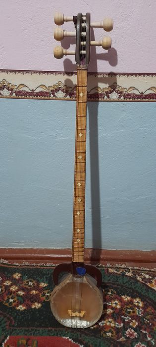 Антиквар рубоб сотилади.