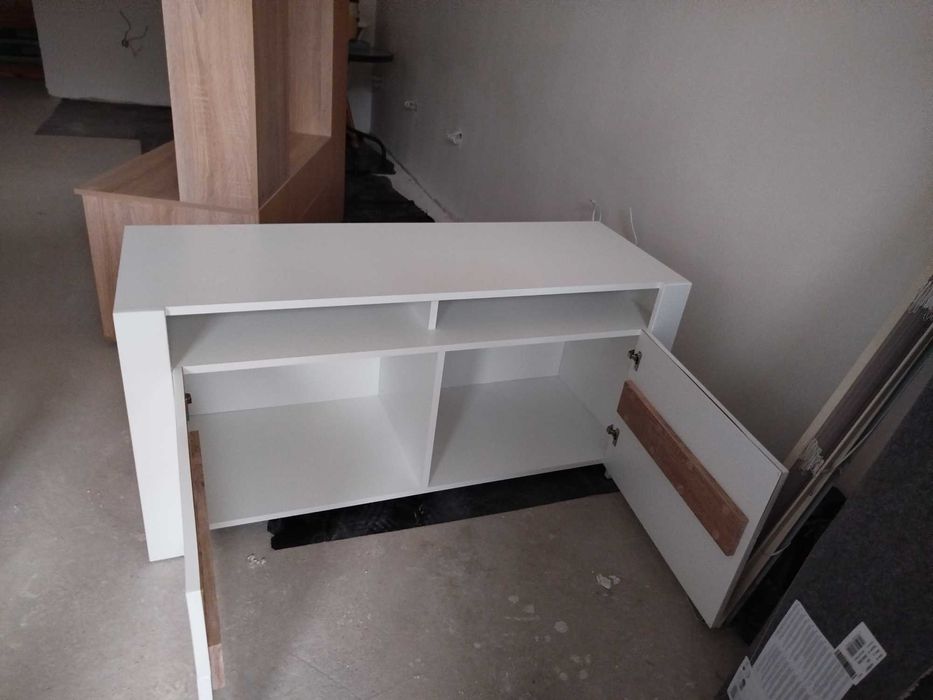 Пълно бзавеждане: хладилник, канапе, маса+4 стола, TV-шкаф+скрин+шкаф