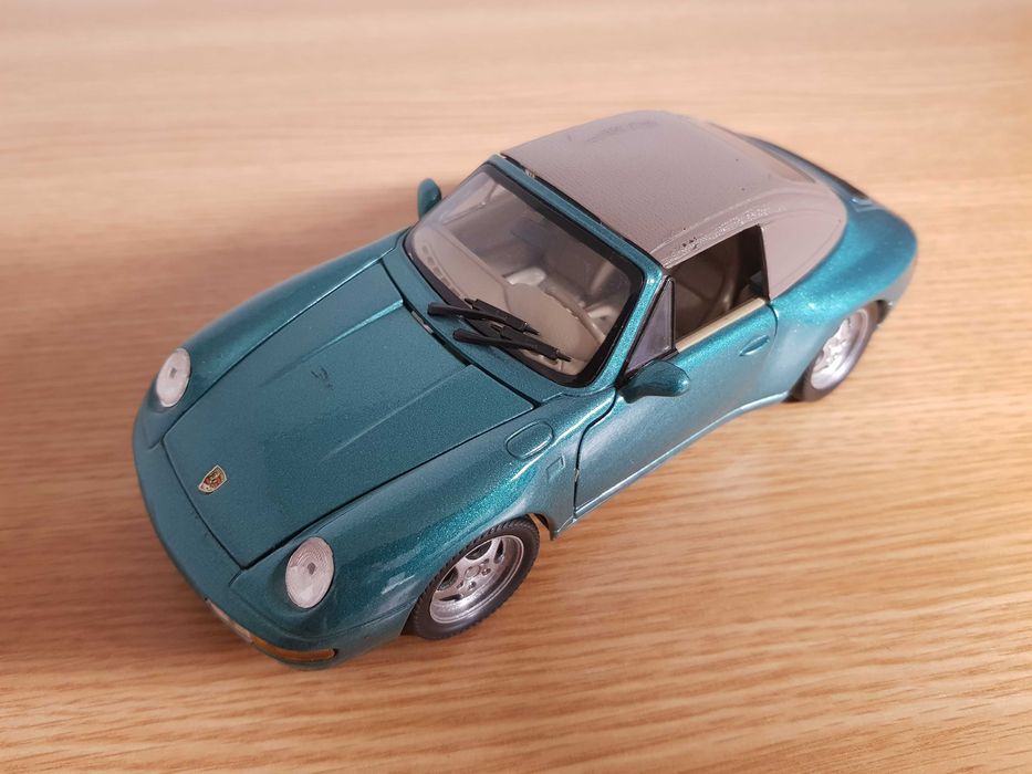 Macheta Porsche carrera 911 cabriolet, scara 1/24, Welly