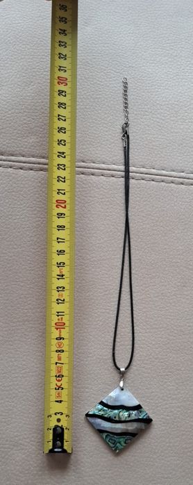 Колие от седиф с кожена верижка.