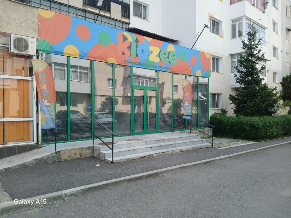 Spațiu comercial 115 m2 utili central vitrina 10 m trifazic rampa acces incarcare marfă spate