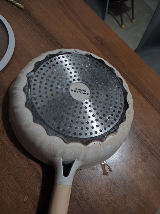 Продам сковороду с крышкой